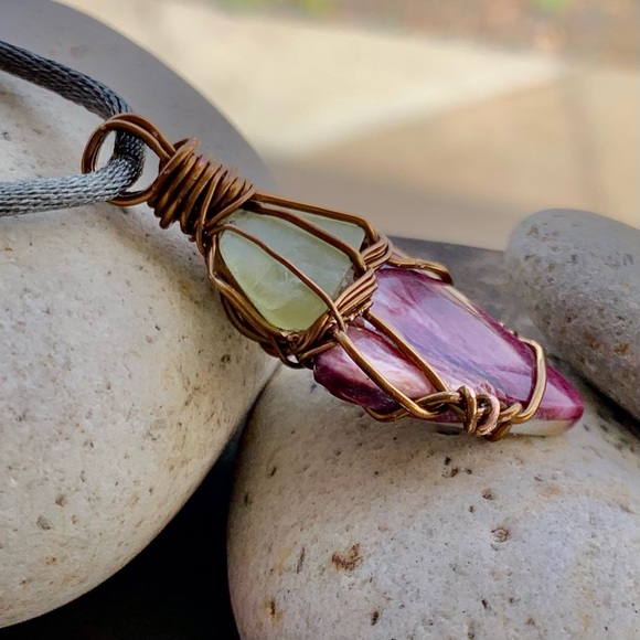 Prehnite and Spiny Oyster Shell Necklace - Picture 8 of 12